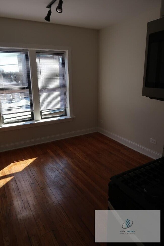 Building Photo - 1 bedroom in CHICAGO IL 60626