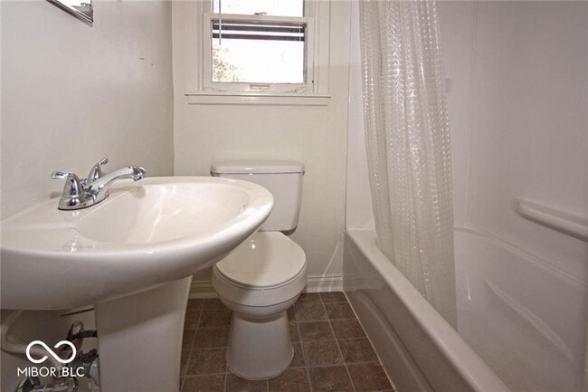 Building Photo - 210 W Sycamore St