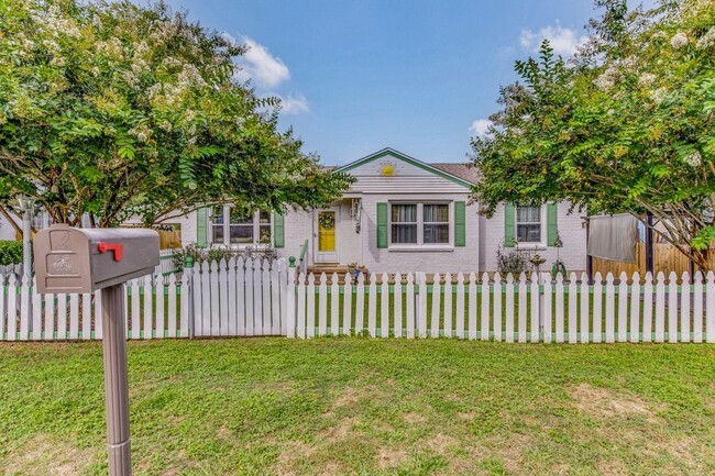 Building Photo - Adorable Navy Point Cottage!