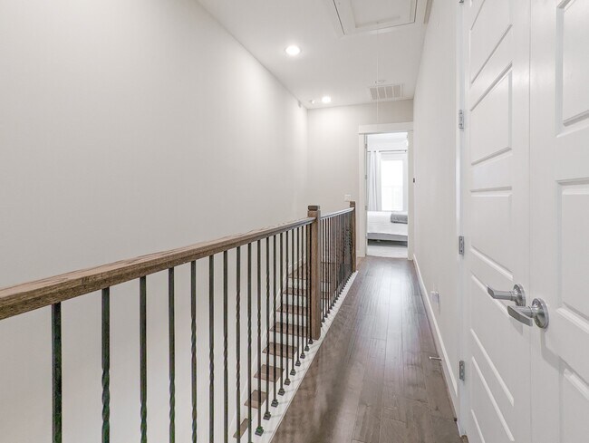 Building Photo - 1114 W 15th 1/2 St