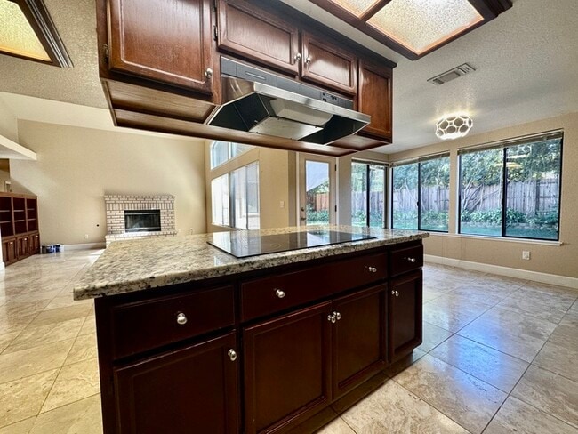 Building Photo - Beautiful 4 Bedroom Single Story For Rent in Gold River!