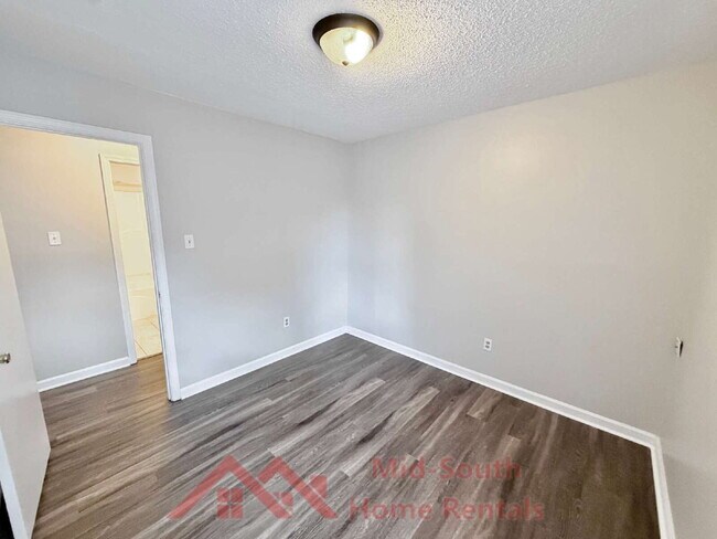 Building Photo - 4505 Villagreen Dr