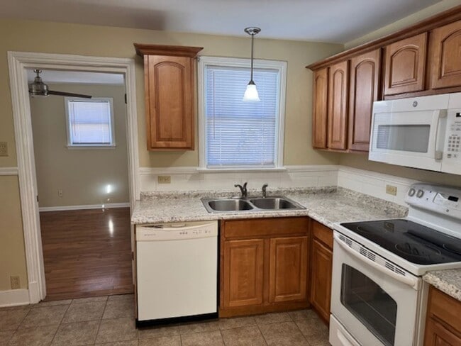 Building Photo - Charming 2-bedroom home available now in E...