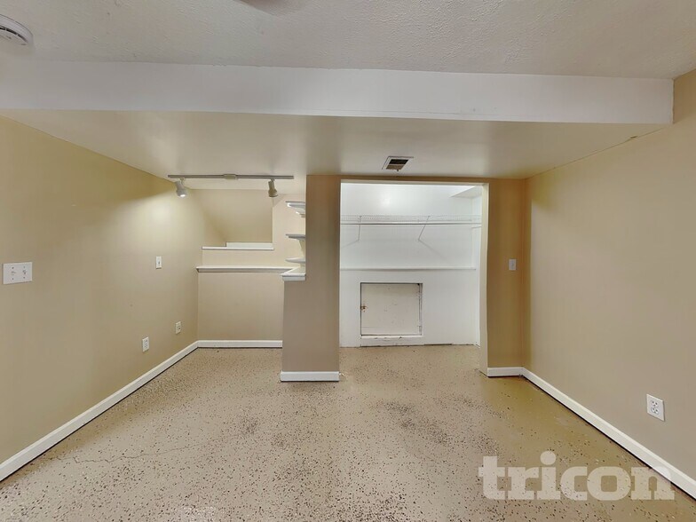 Building Photo - 5045 S Ventura St