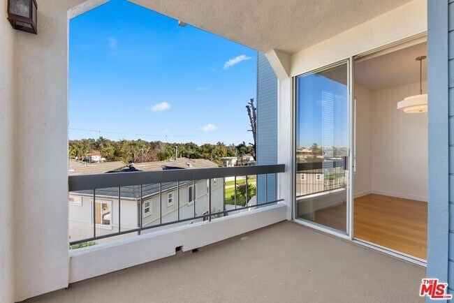 Building Photo - 4643 E 4th St