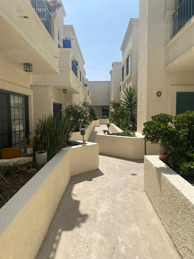 Building Photo - 930 S Venice Blvd