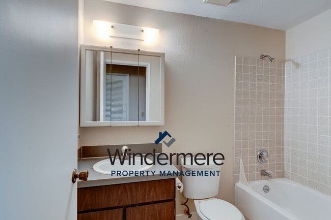 Building Photo - Windermere PM: 2 bedroom/2 bath condo