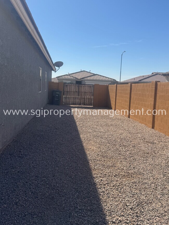 Building Photo - 724 E Ruby Dr