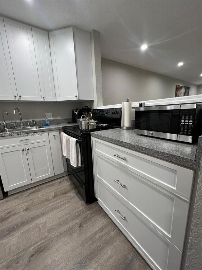 Building Photo - 1432 S Lakeside Dr