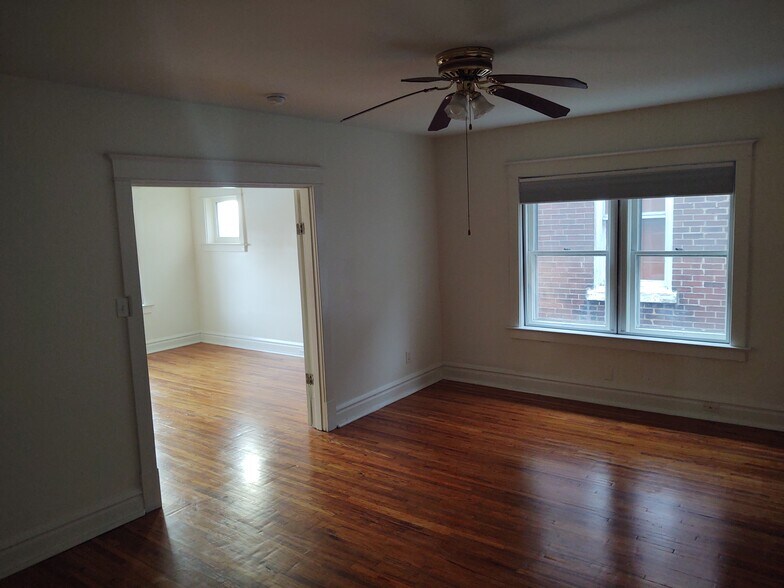 Spacious living room - 1721 Nicholson Pl