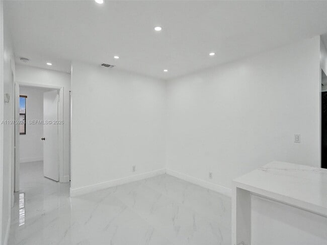 Building Photo - 10051 Winding Lake Rd