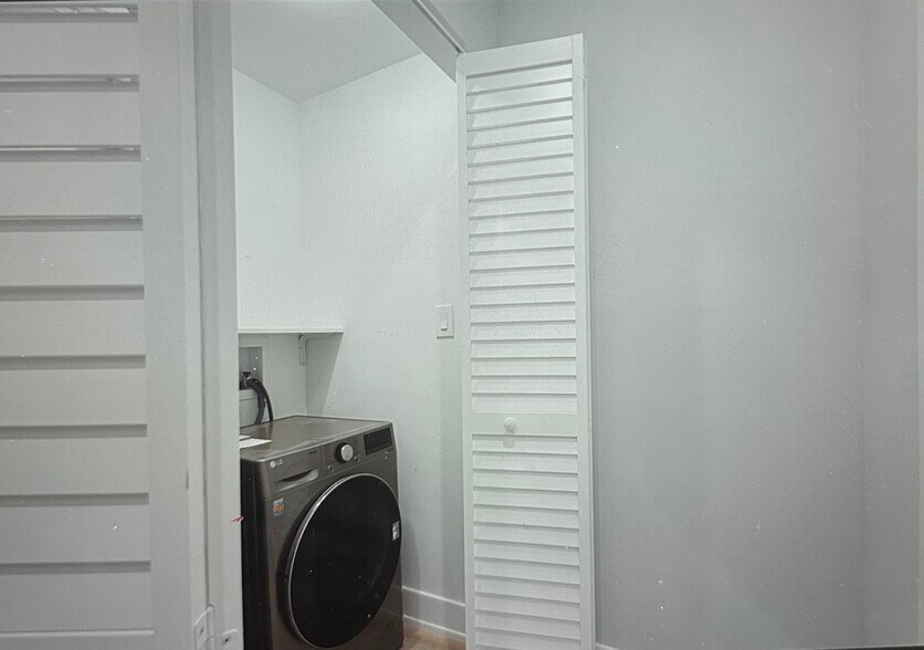 Building Photo - 1551 W Juneway Ter