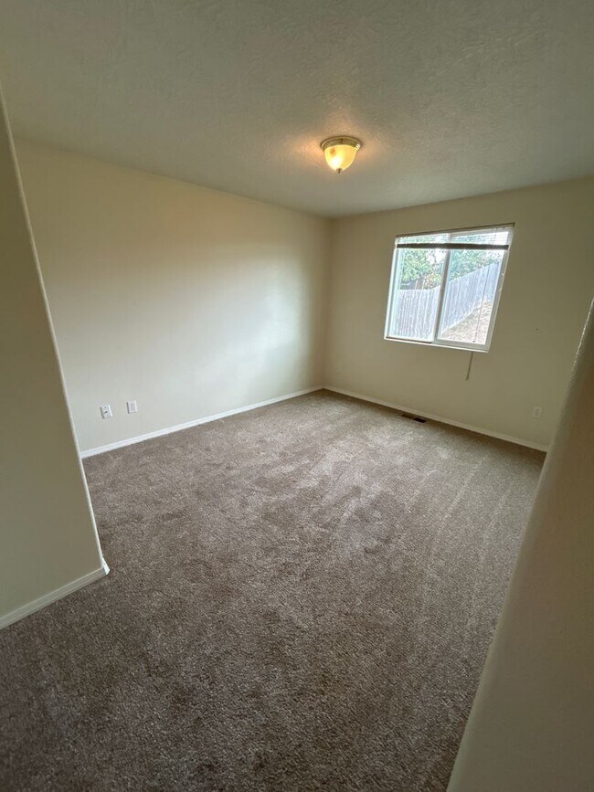 Building Photo - Beautiful 3 Bedroom 2 Bath Single Level Ho...