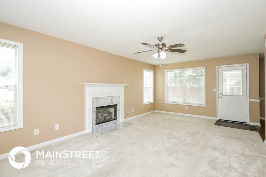 Building Photo - 1352 Vine Cir