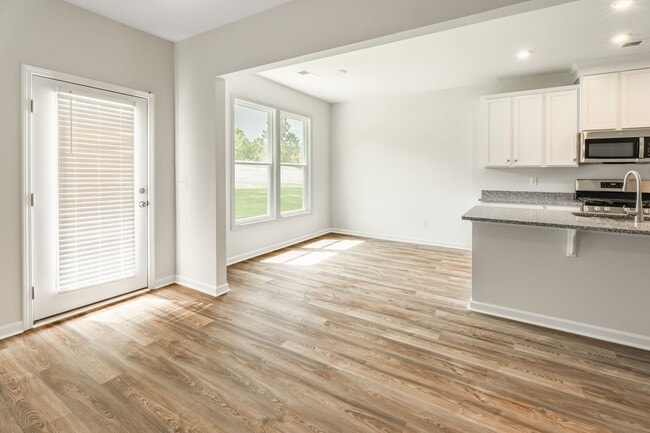 Building Photo - 421 Midland Pnes Dr