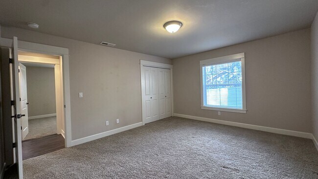 Building Photo - Sign your lease by December 31st and enjoy a $1,000 rent discount applied at move-in!