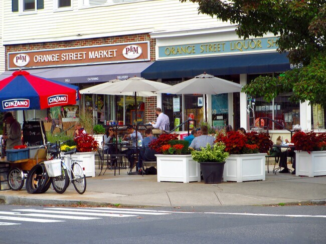 Two blocks to P&M Market - 127 Foster St