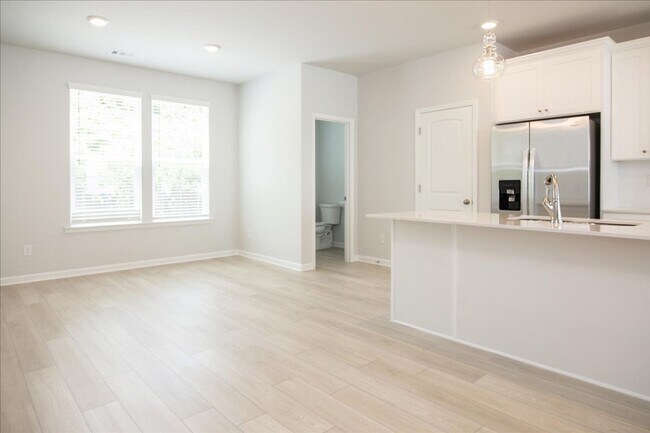 Building Photo - Newly Constructed 4bd/3.5ba Minutes From A...