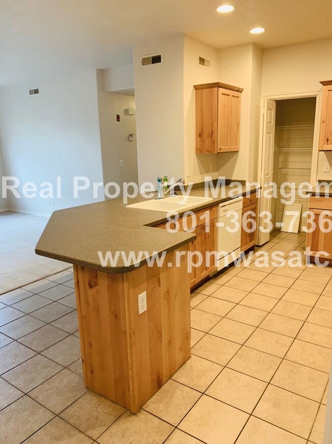 Building Photo - Cute 3 Bedroom 2 Bath Condo with a View!