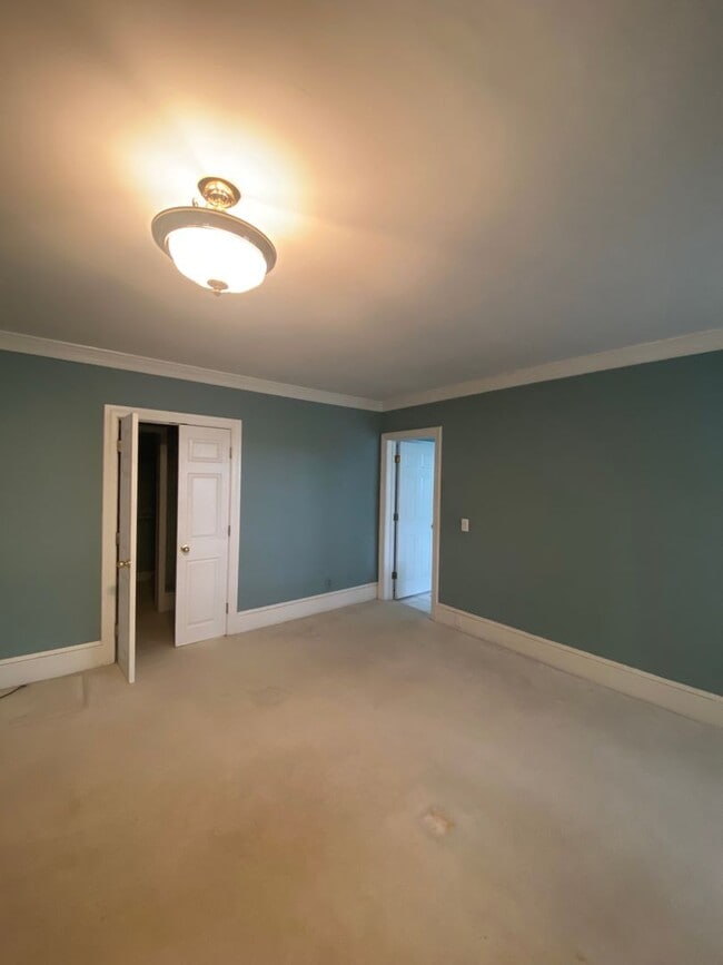 Building Photo - Beautiful 3 BR/2.5 BA Waterfront Home on Trent River!