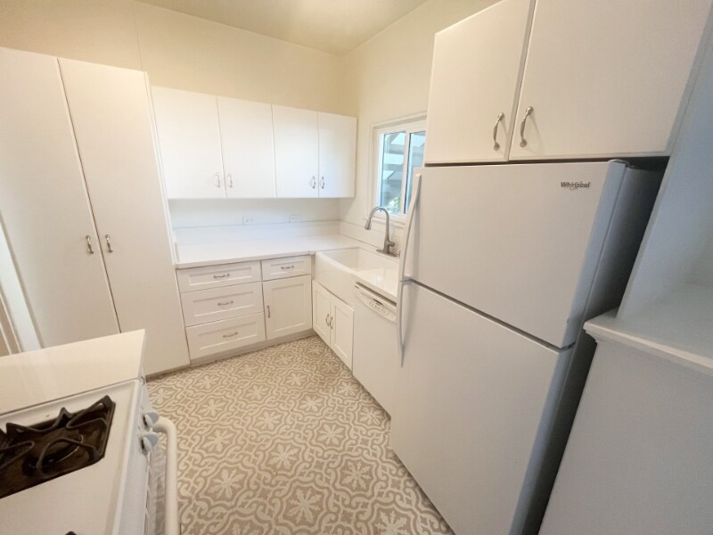 Building Photo - 244 Cliff Dr