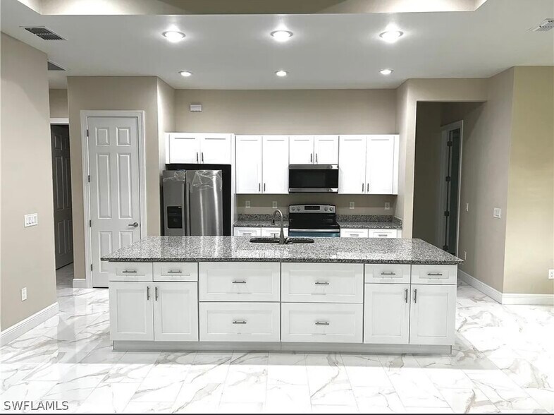 Building Photo - 1400 E 4th St