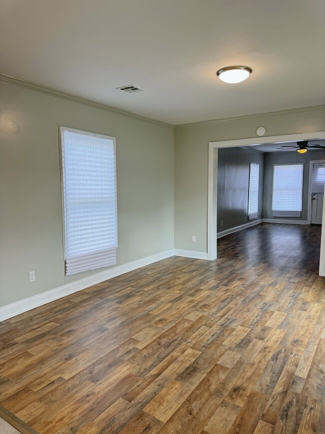 Building Photo - 1002 E Simcoe St