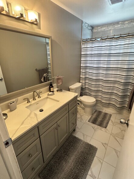 Building Photo - 28227 Gladstone St