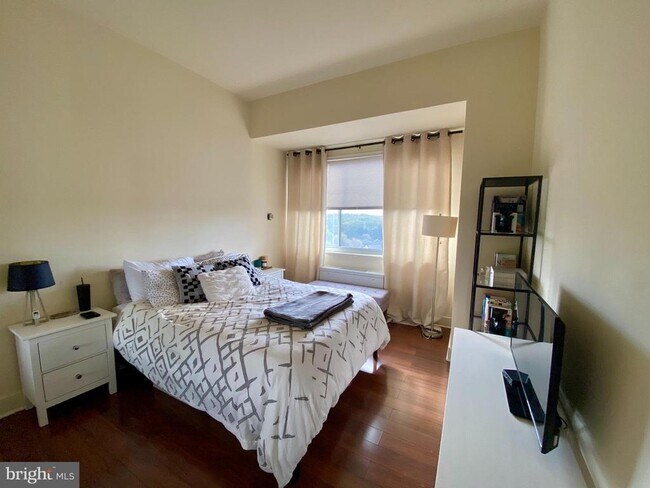 Building Photo - 10401 Grosvenor Pl