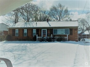 Building Photo - AUSTINTOWN 3 BEDROOM RANCH HOUSE