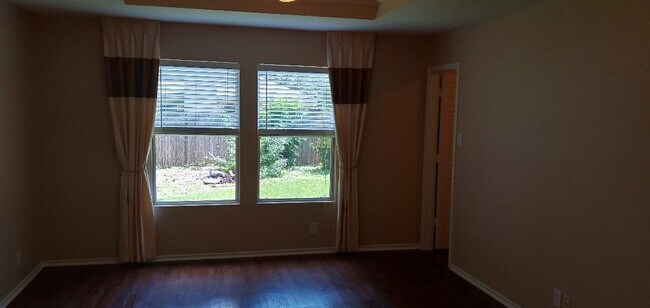 Building Photo - 213 Sophia Cir