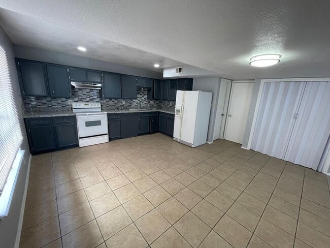 Building Photo - 3505 N 23rd Ln, unit 210