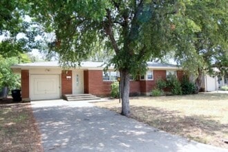 Building Photo - Rarely available and ready for immediate move in!