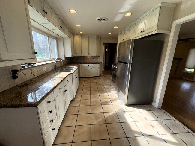 Building Photo - 454 W Twain Ave