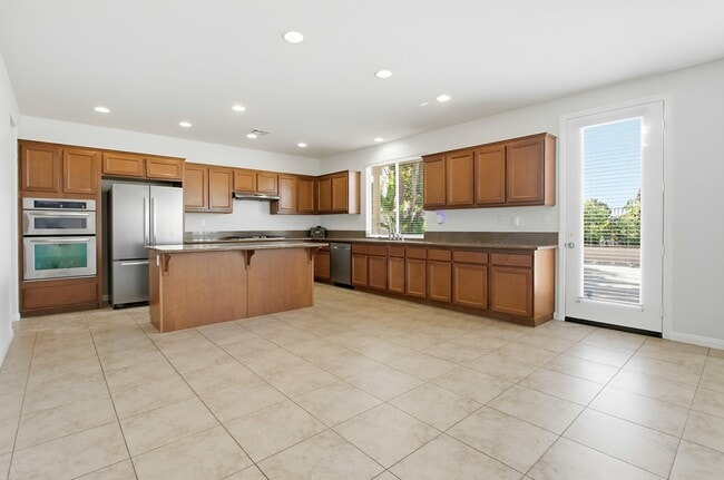 Building Photo - 1059 Vista Pointe Blvd