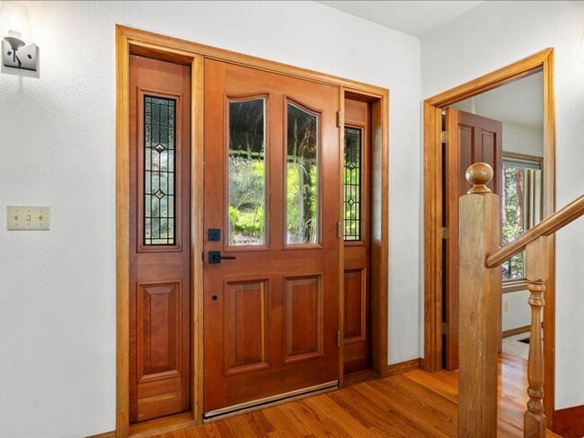 Building Photo - Stunning Custom Home 4 Bedroom in the Gate...