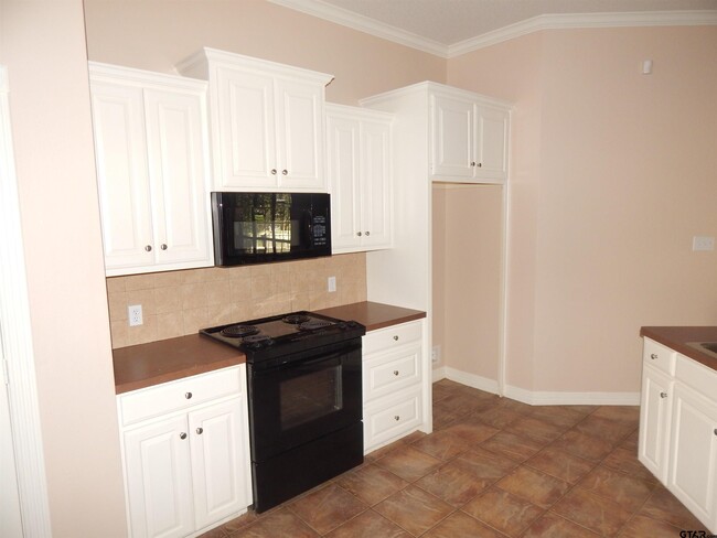 Building Photo - 16554 Beauregard Dr