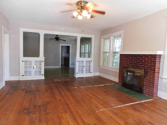 Building Photo - Cute 3 Bedroom 2 Bath House