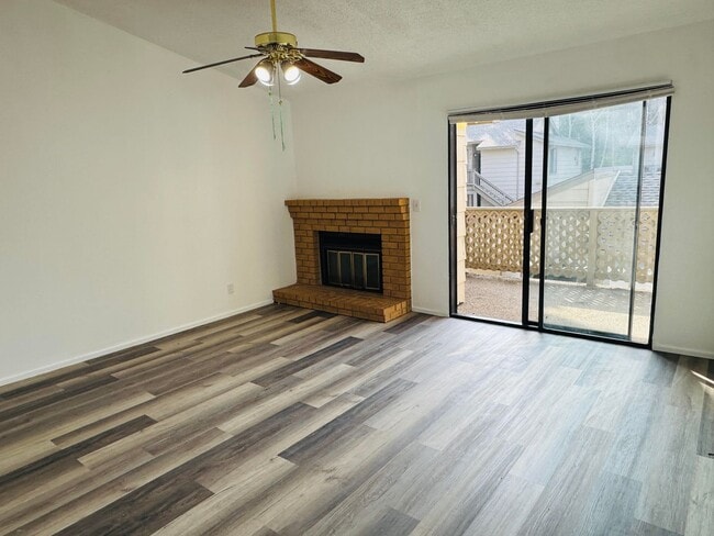 Building Photo - 2 Bedroom Hercules Condo