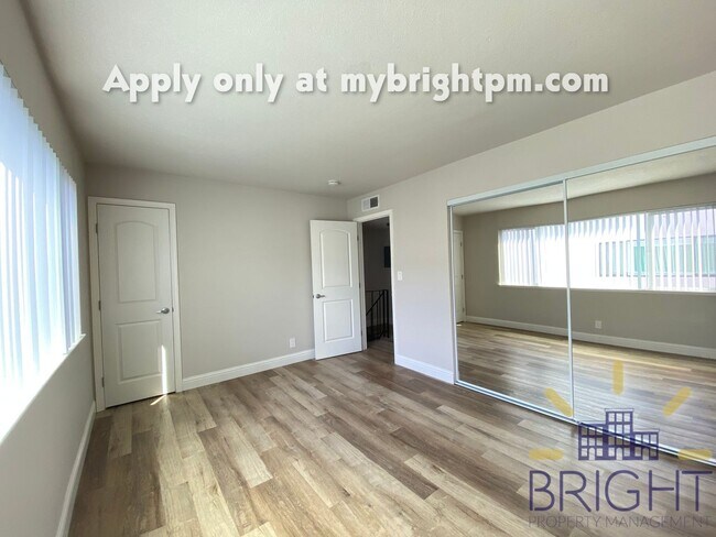 Building Photo - Recently Renovated 2 Bedroom 1 Bath, Two-Level Apartment-Great Midtown location!