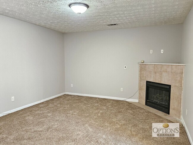 Building Photo - 3BR Townhouse