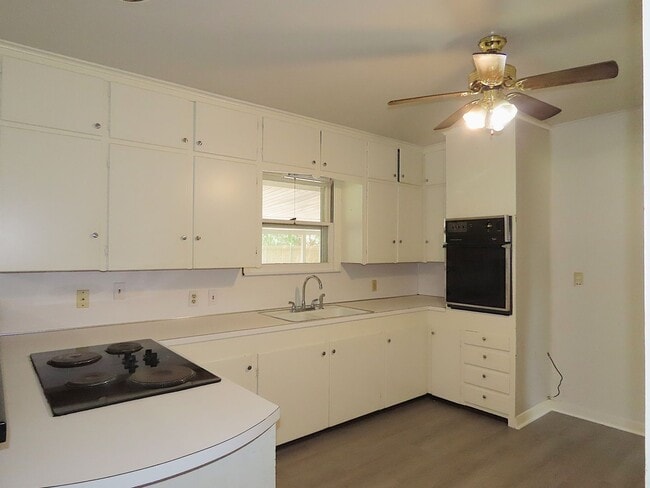 Building Photo - Lindale ISD, Spacious 3 Bedroom, 1 Bath House