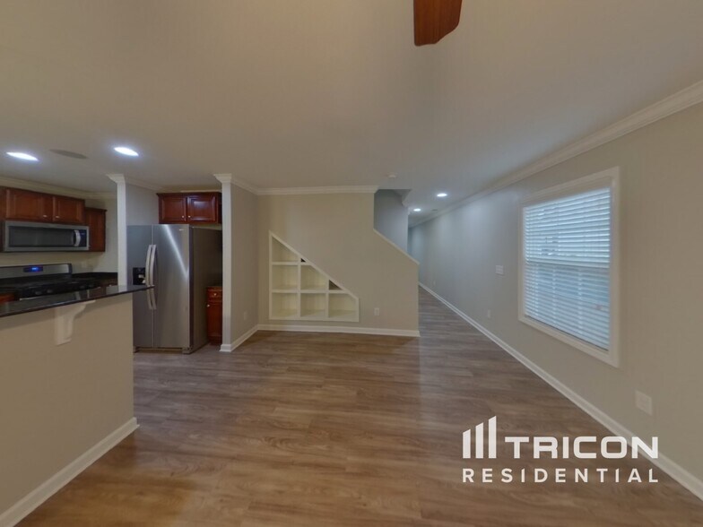 Building Photo - 313 Fairford Rd