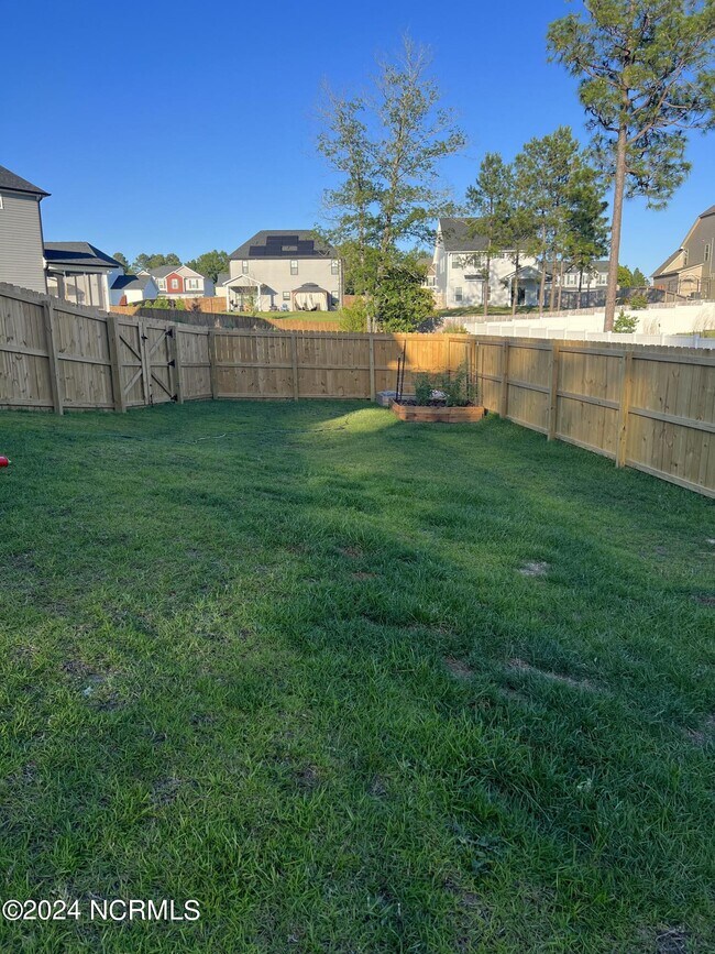Building Photo - 1615 Redbud Ct