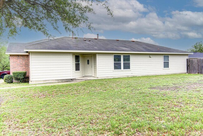 Building Photo - 205 Mood Lake Dr