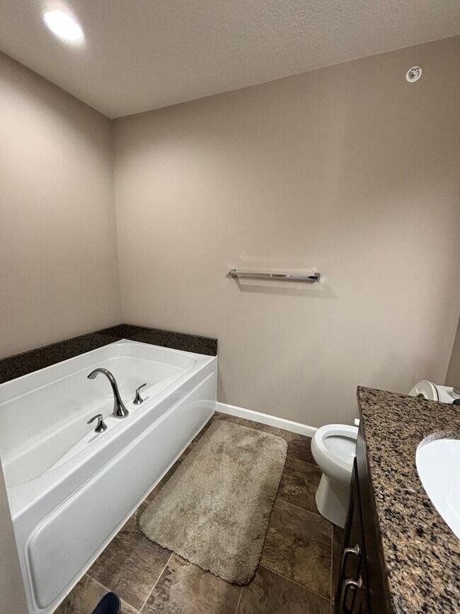 Building Photo - Updated 4bed/3bath Townhome in Prime Maple...