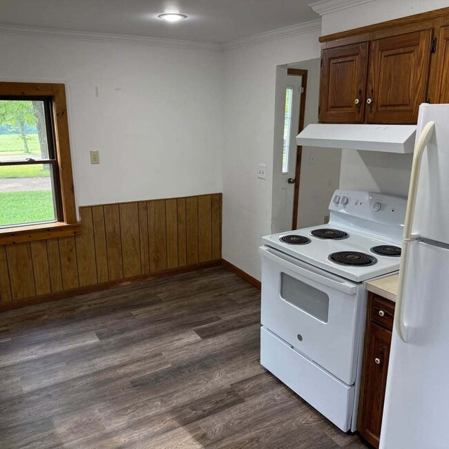 Building Photo - Updated Farmhouse for rent in private sett...