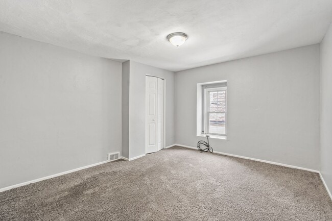 Building Photo - Three Bedroom + Den in the Heart of Bloomfield - Available October 10th!