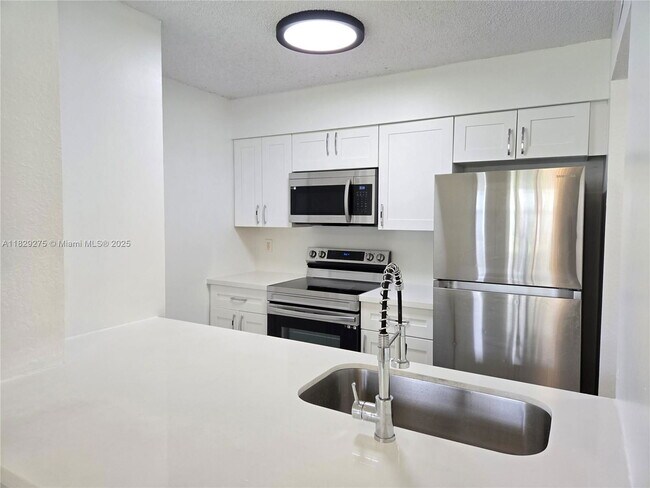 Primary Photo - 2890 N Oakland Forest Dr