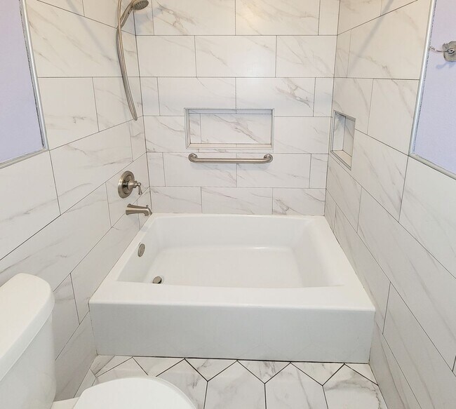 Building Photo - Welcome to this beautifully maintained home offering flexible living with 4/5 spacious bedrooms a...